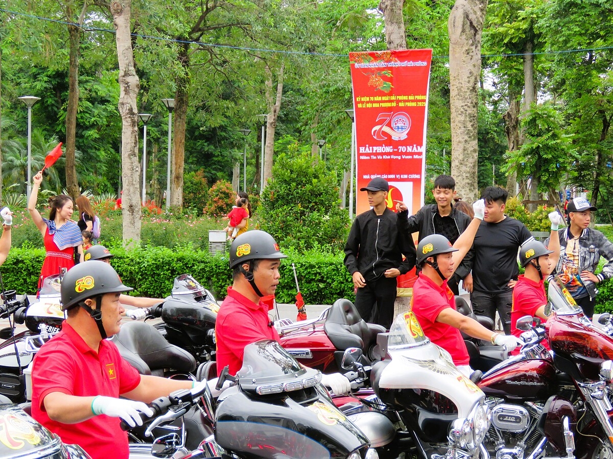 Dàn mô tô phân khối lớn của nhóm doanh nhân Hải Phòng tham gia diễu hành quần chúng.