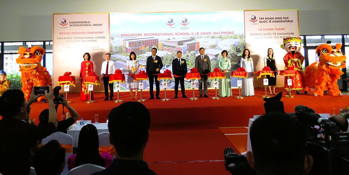 Các đại biểu thực hiện nghi thức khánh thành trường giáo dục quốc tế Singapore tại quận Lê Chân, Hải Phòng.