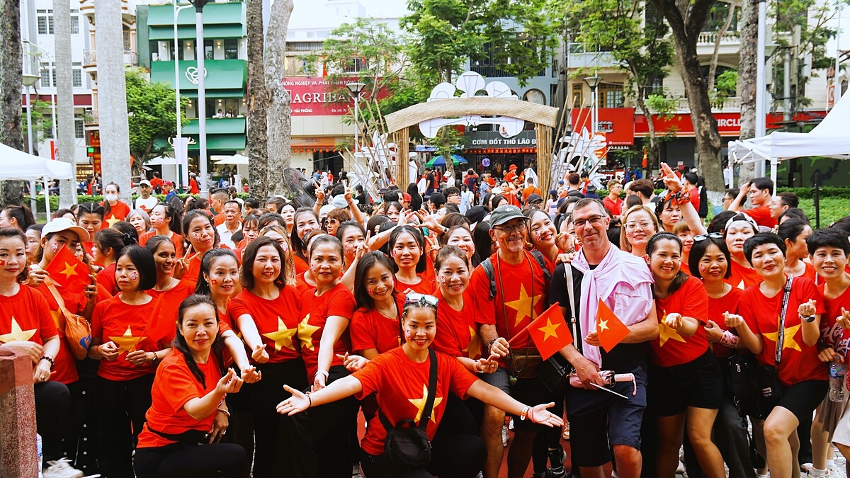 Bạn bè quốc tế hoà chung không khí chào mừng giải phóng Hải Phòng cùng người dân thành phố Cảng anh hùng.