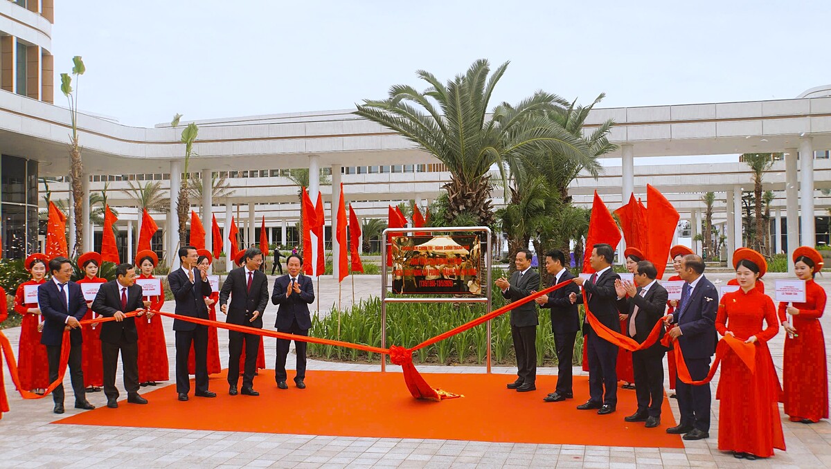 Các đại biểu thực hiện nghi thức gắn biển công trình Trung tâm Chính trị - Hành chính thành phố bên KĐT Bắc Sông Cấm &lpar;Thuỷ Nguyên&rpar;.