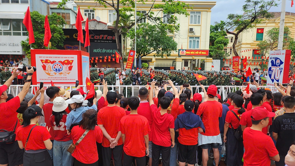 Người dân đứng 2 bên đường cổ vũ các khối diễu hành và đội ngũ.