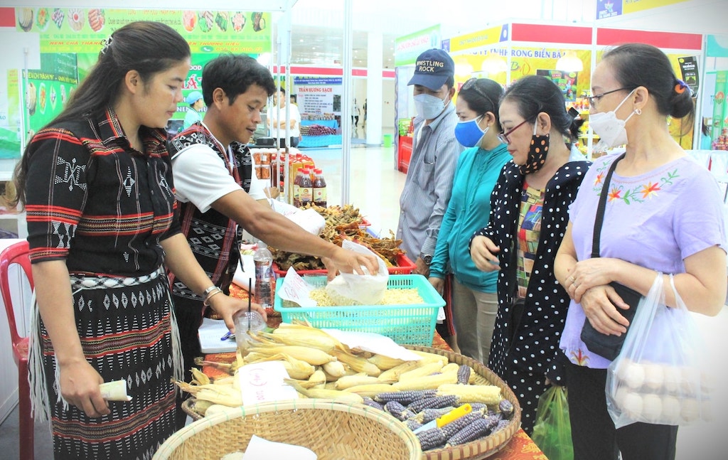HTX Nông nghiệp sinh thái rừng xanh, rau sạch đã tích cực đưa nông sản đặc trưng của núi rừng ở Ga Ry tham gia các hội chợ khắp các tỉnh thành.