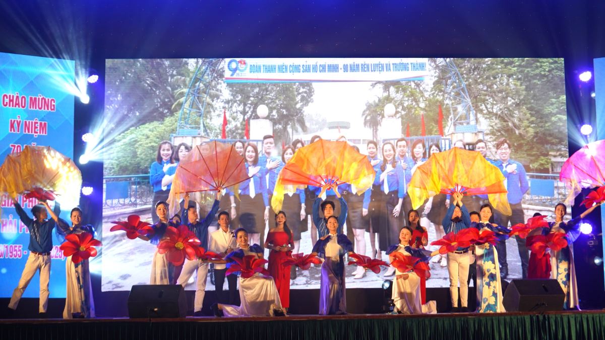 Cung Văn hoá thể thao Thanh niên Hải Phòng biểu diễn văn nghệ chào mừng 50 năm thành lập.