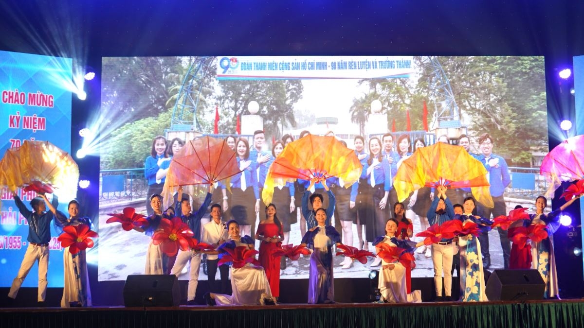 Cung Văn hoá thể thao Thanh niên Hải Phòng biểu diễn văn nghệ chào mừng 50 năm thành lập.