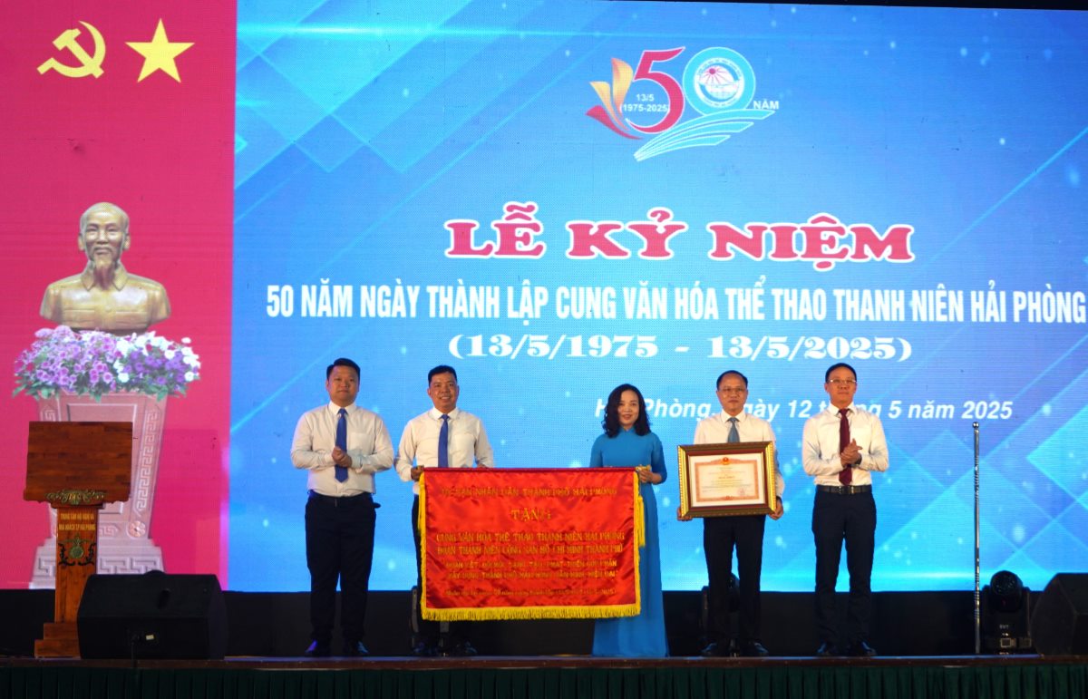 Cung Văn hóa thể thao Thanh niên nhận bằng khen của Thủ tướng Chính phủ và bức trướng của Chủ tịch UBND thành phố nhân dịp kỷ niệm 50 năm thành lập đơn vị.