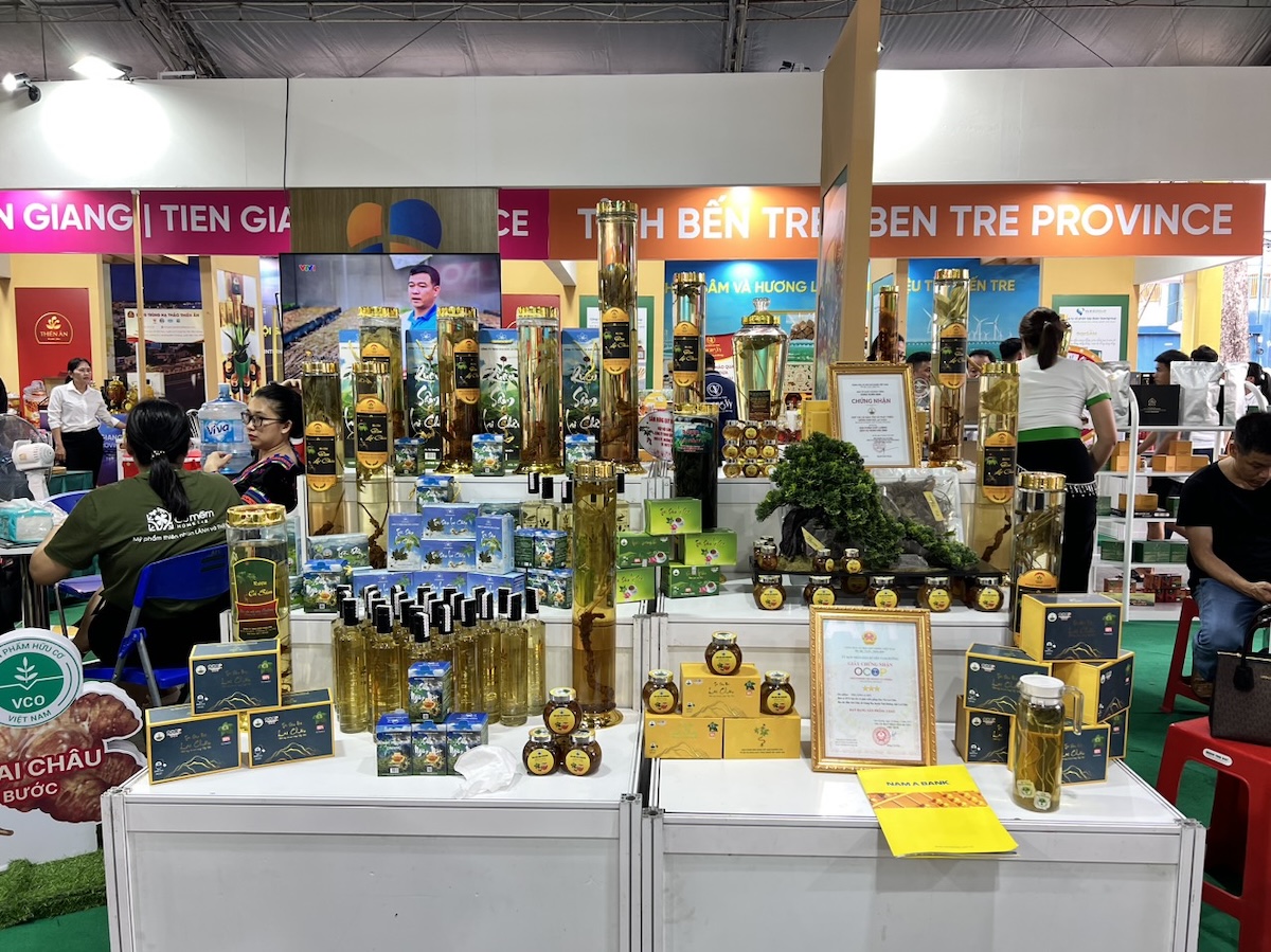 Một số sản phẩm từ sâm Lai Châu được trưng bày tại Lễ hội sâm và hương liệu, dược liệu quốc tế TP.HCM năm 2024.