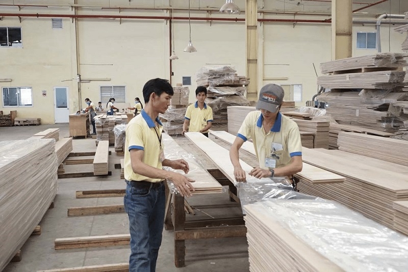 Nhiều doanh nghiệp xuất khẩu gỗ nỗ lực chủ động tìm cách gỡ khó, như chủ động cắt giảm các chi phí phụ, đa dạng nguồn hàng, mở rộng thị trường.