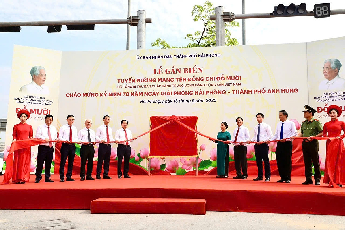 Lễ gắn biển tuyến đường mang tên Cố Tổng Bí thư Đỗ Mười với sự tham dự của các lãnh đạo thành phố và đại diện gia đình ông Đỗ Mười. Ảnh: UBTP