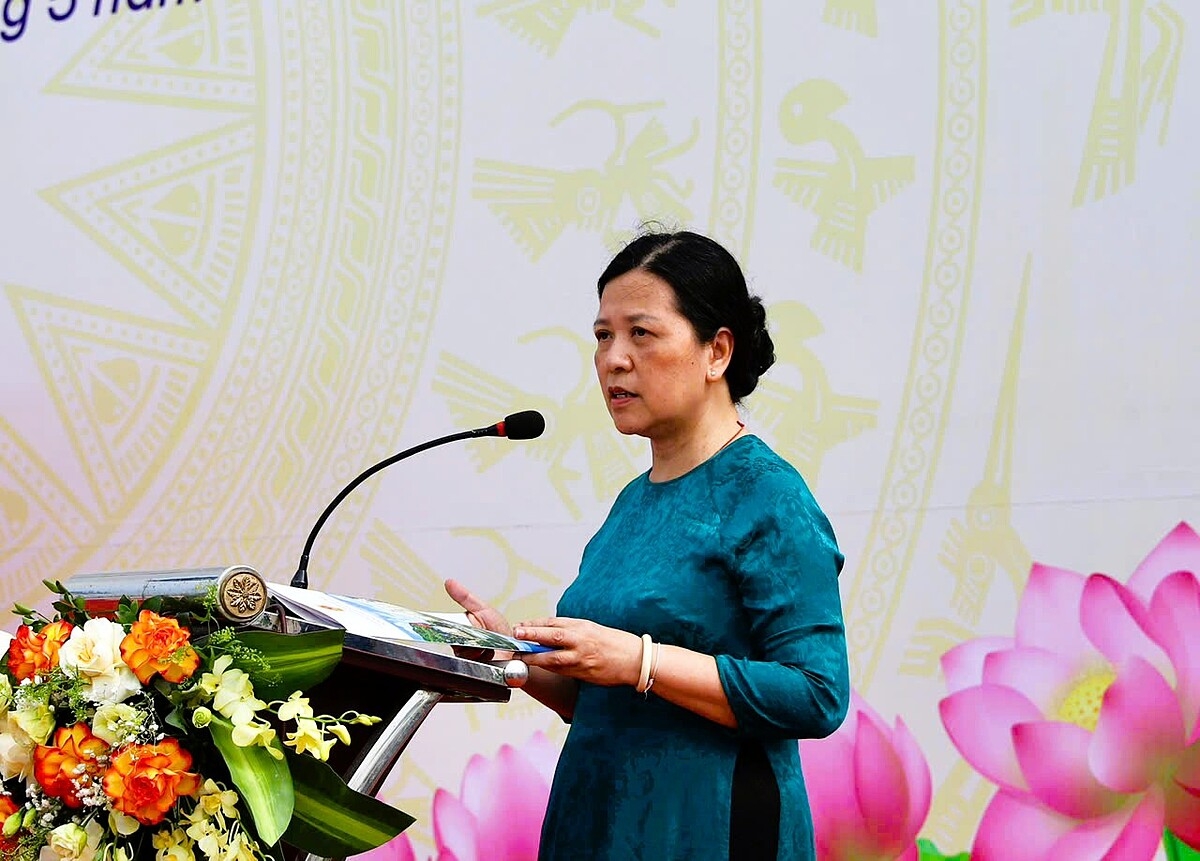 Đại diện gia đình, con gái cố Tổng Bí thư Đỗ Mười đã bày tỏ vinh dự, tự hào vì được chứng kiến sự kiện gắn biển tuyến đường mang tên cha mình.