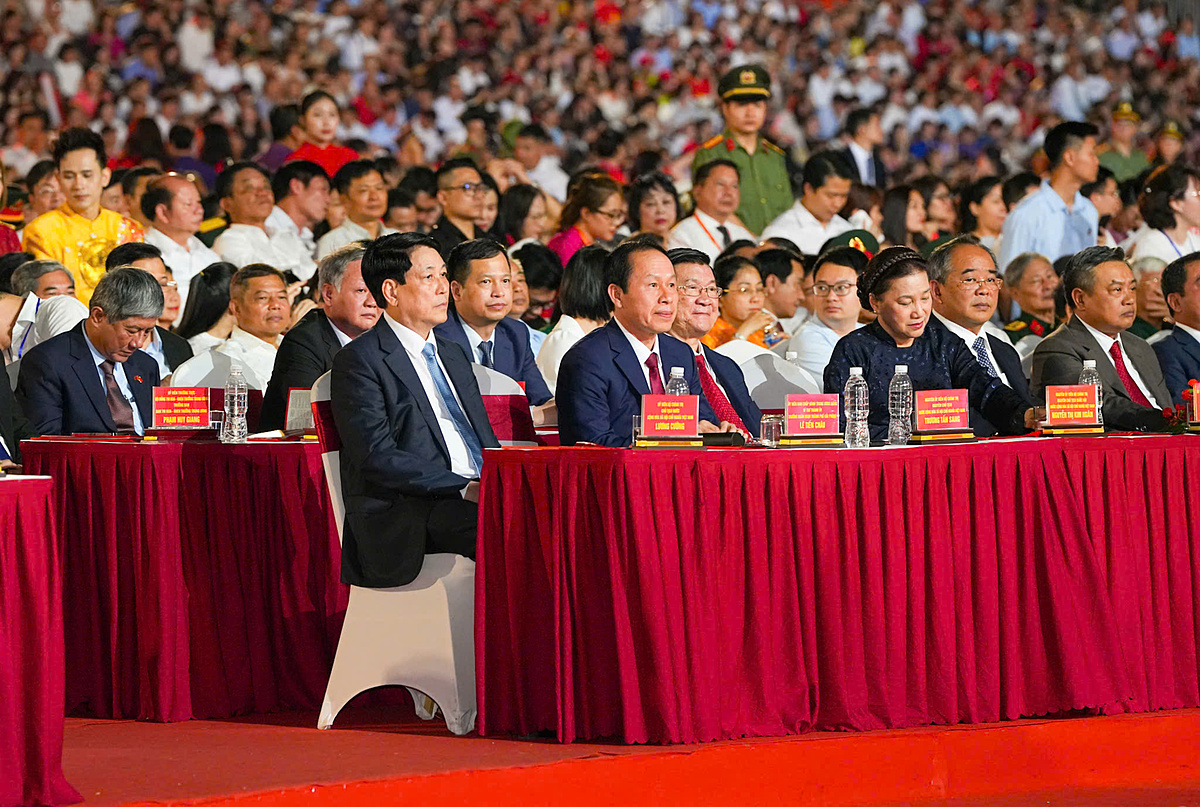 Chủ tịch nước Lương Cường và các đại biểu dự Lễ kỷ niệm 70 năm Ngày giải phóng Hải Phòng. Ảnh: CTTĐT TP