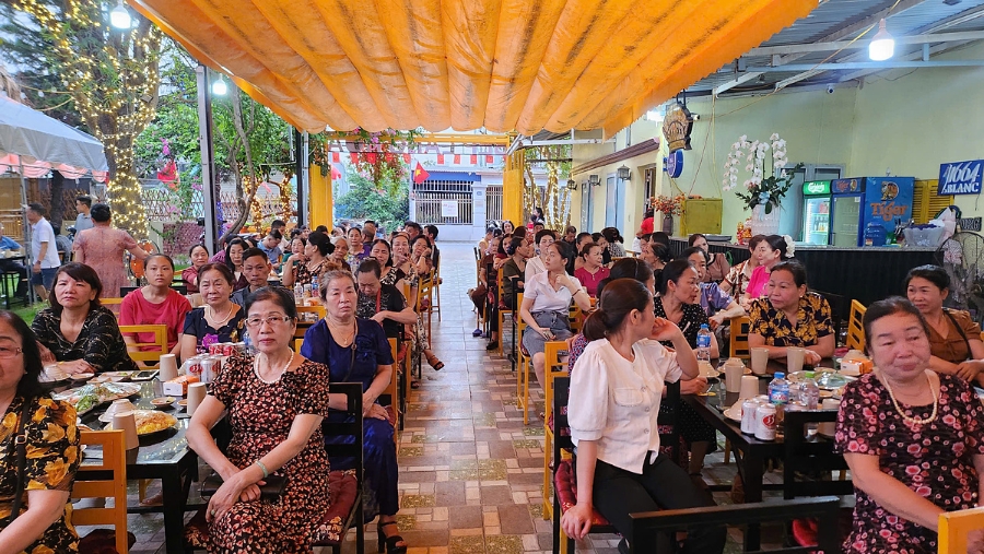 Người dân khắp thành phố tổ chức liên hoan từ nguồn hỗ trợ từ thành phố nhân kỷ niệm 70 năm ngày giải phóng thành phố.