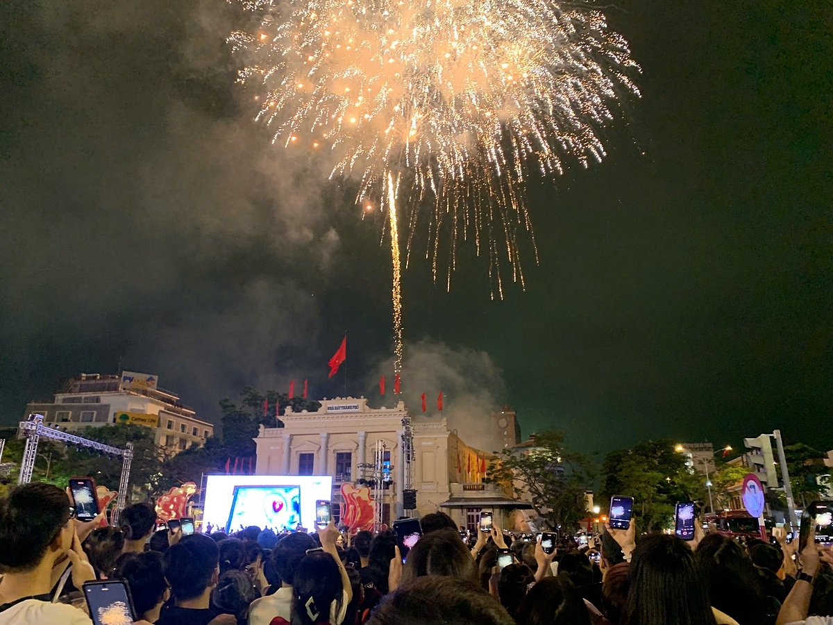 Lần đầu tiên thành phố Hải Phòng bố trí bắn pháo hoa ở 6 điểm từ trung tâm thành phố tới các địa bàn huyện, quận xa phục vụ nhân dân đón xem lễ hội.