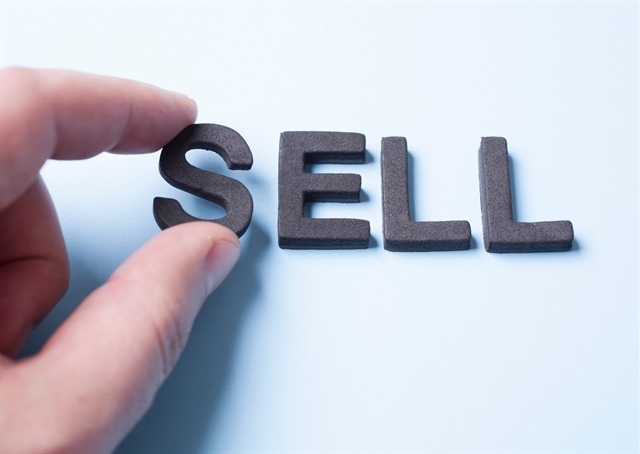 Loạt lãnh đạo doanh nghiệp đua nhau bán cổ phiếu, thoái bớt vốn.