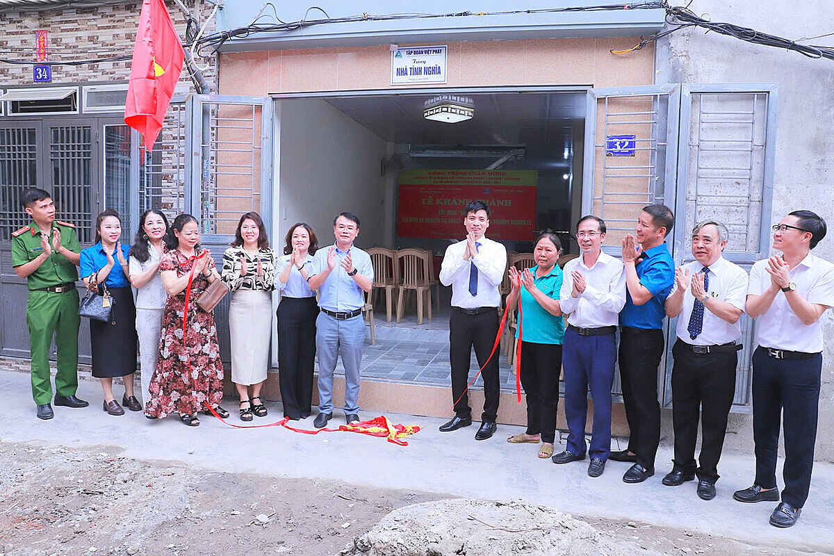 Các đại biểu cắt băng khánh thành ngôi nhà tình nghĩa cho gia đình bà Nguyễn Thị Khoạt.