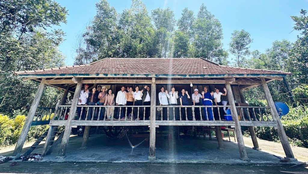 Đông đảo du khách đến với làng Mường ở Trà Giang.