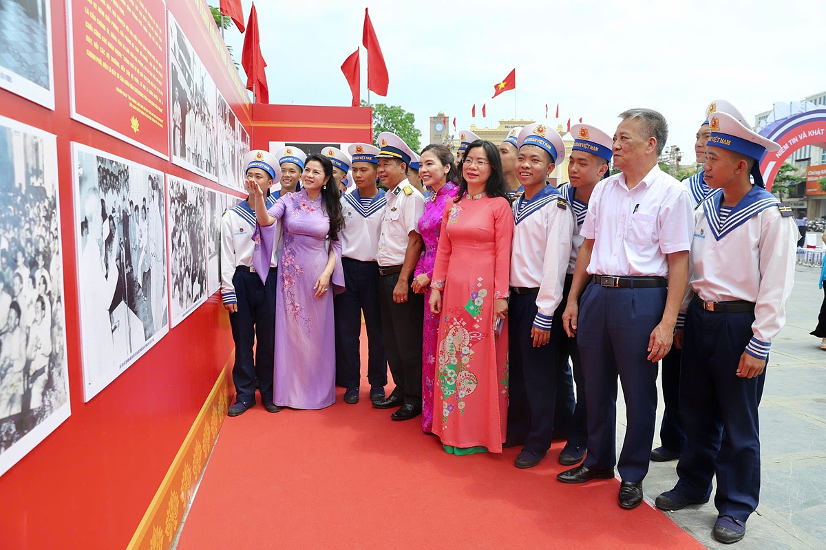 Các đại biểu triển lãm ảnh, tư liệu với chủ đề: “Thành tựu kinh tế, văn hóa, xã hội, an ninh, quốc phòng của thành phố Hải Phòng – 70 năm xây dựng và phát triển”.