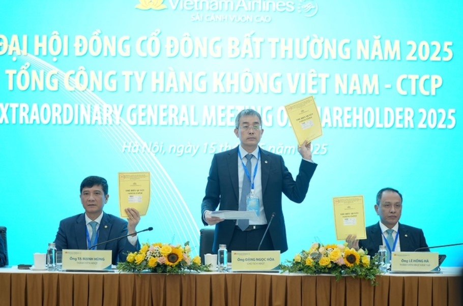 Tại đại hội cổ đông bất thường, lãnh đạo Vietnam Airlines đã bỏ phiếu thông qua các nội dung quan trọng. Ảnh: VNA