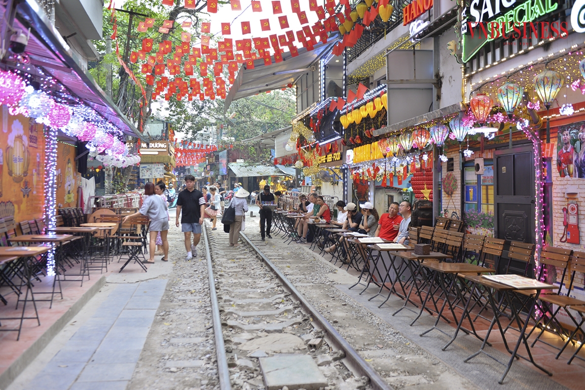 Phố cà phê đường tàu là tuyến phố có chiều dài khoảng 2km, nối giữa phố Lê Duẩn, Trần Phú, Cửa Đông và Phùng Hưng. Đây từng được coi là điểm đến không thể bỏ lỡ của du khách khi tới Hà Nội.