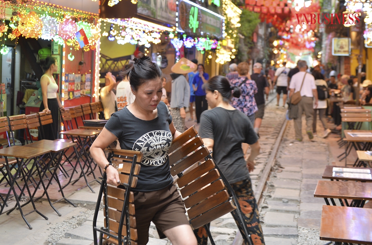 Chị Bùi Hương Dung, một chủ tiệm kinh doanh đồ uống cho biết, lượng khách đổ về đây đã giảm nhiều so với trước đây, tuy nhiên vào những ngày cuối tuần không khí trở nên náo nhiệt hơn, trong đó phần lớn là du khách nước ngoài tự tìm đến.