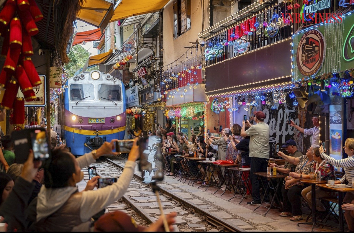 Khoảnh khắc đoàn tàu xuất hiện trên đường ray chính là giây phút được du khách háo hức mong chờ nhất, khi họ có cơ hội tận mắt chứng kiến và trải nghiệm cảm giác ngắm tàu lướt qua ở khoảng cách rất gần.