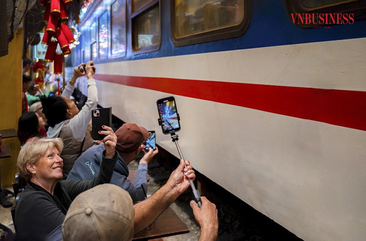 Hàng trăm du khách giơ điện thoại, máy quay ra sát đường ray để ghi lại những khoảnh khắc ấn tượng, với vẻ mặt đầy thích thú và ngạc nhiên trước khung cảnh độc đáo này.