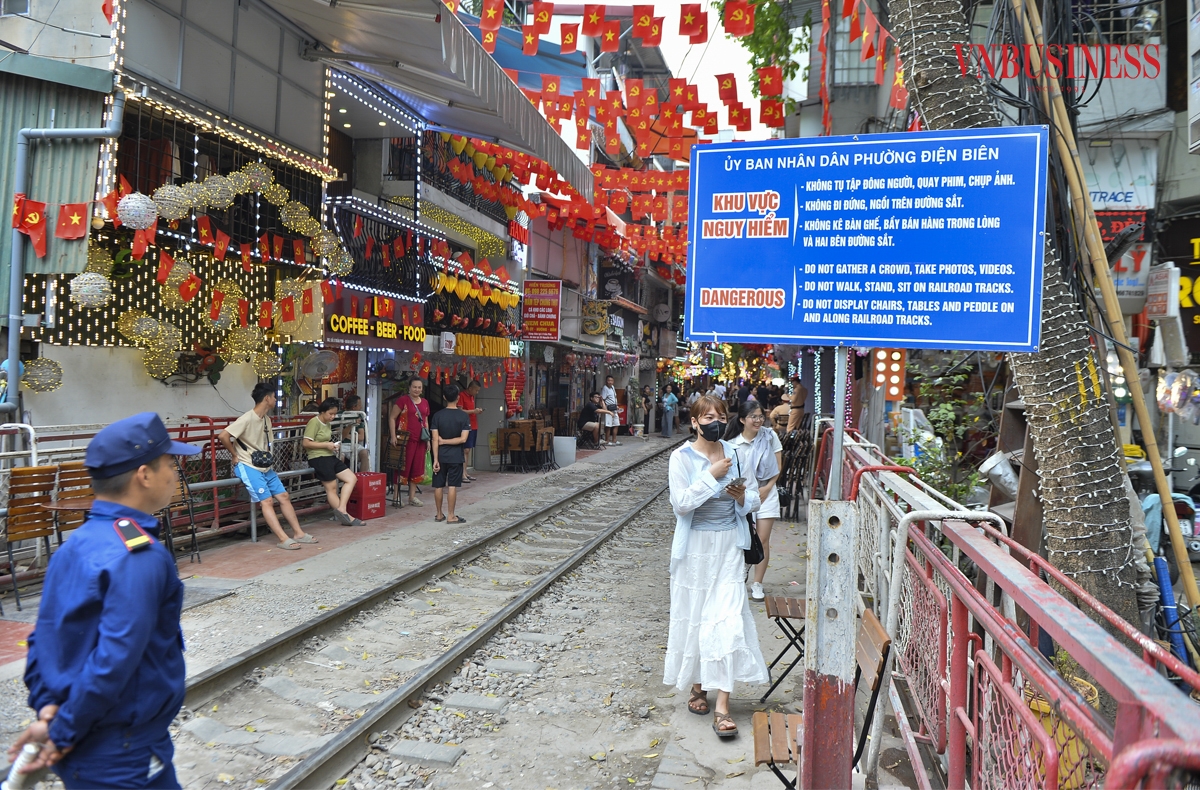 Các cơ quan chức năng đã tiến hành lắp đặt nhiều biển báo tại nhiều khu vực khác nhau dọc cả hai hướng Phùng Hưng và Lê Duẩn nhằm cảnh báo và đảm bảo an toàn cho người dân và du khách.