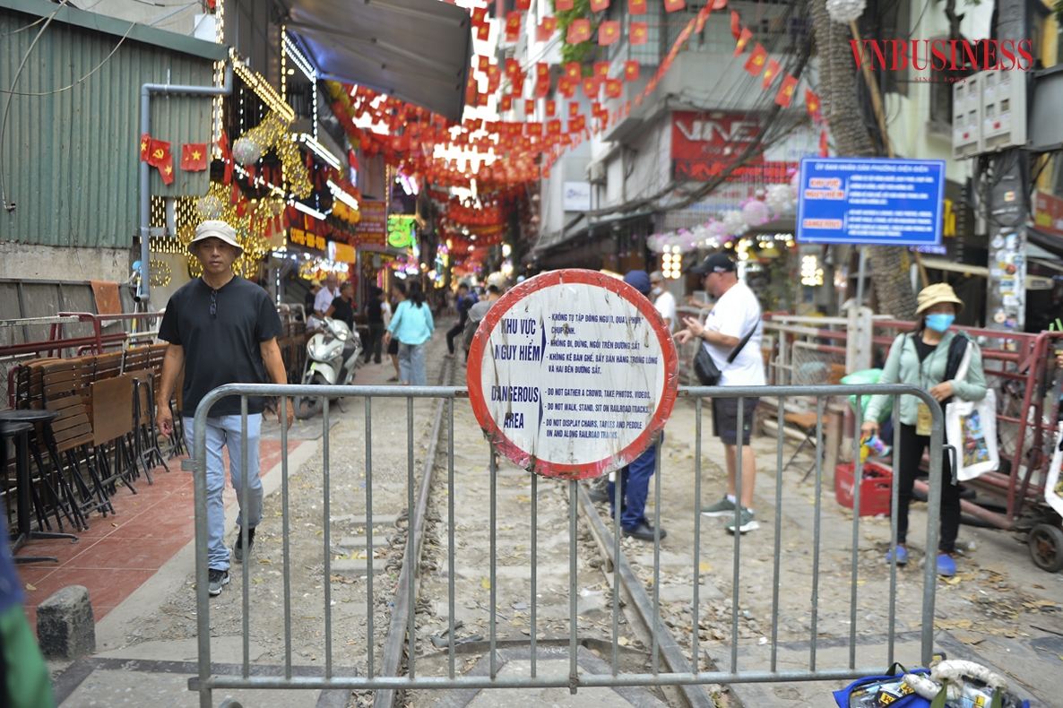 Mặc dù những biển báo này được đặt ở những vị trí dễ quan sát, tuy nhiên khách du lịch dường như không mấy bận tâm đến những nguy cơ tiềm ẩn.