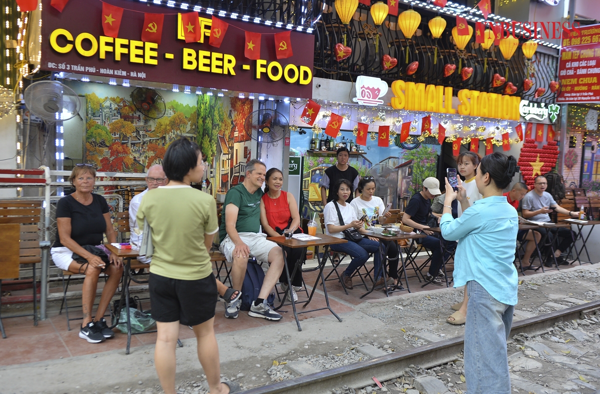 Trước đó Sở Văn hóa Thể thao và Du lịch Hà Nội đã có công văn yêu cầu các doanh nghiệp kinh doanh dịch vụ lữ hành, vận chuyển khách du lịch không được giới thiệu, tổ chức các tour đưa khách tới khu vực hoạt động kinh doanh cà phê đường tàu thuộc 3 phường Cửa Nam, Hàng Bông và Cửa Đông.