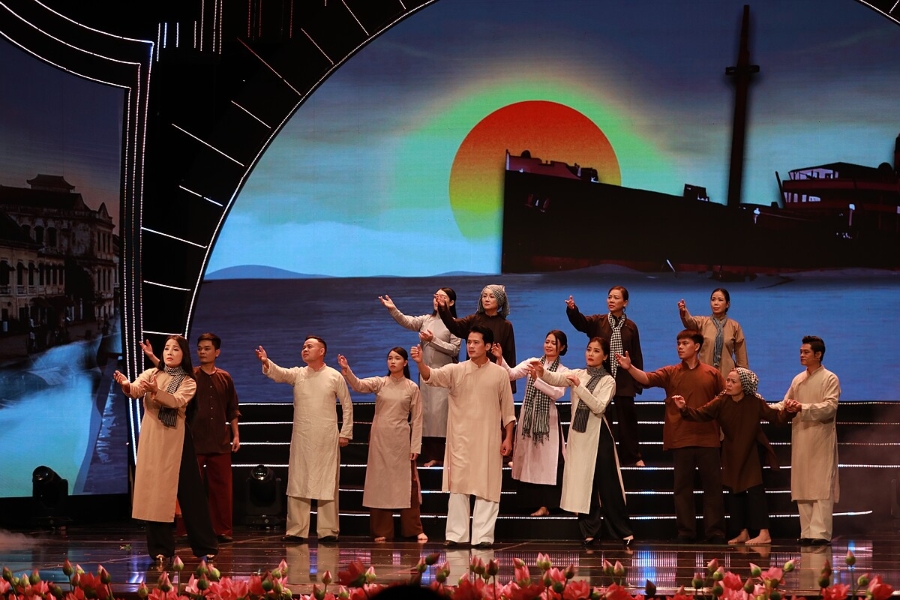 Trong không gian nghệ thuật hùng tráng, giàu cảm xúc và lắng đọng, chương trình nghệ thuật được nối tiếp với ba phần nội dung đặc sắc. &lpar;Ảnh: B.V.H&rpar;