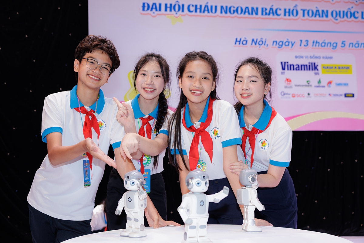 “Vinh dự và tự hào là cảm xúc chung của chúng em khi tham gia đại hội năm nay. Được gặp những Cháu ngoan Bác Hồ nhiều thế hệ trước, em cũng được tiếp thêm động lực và năng lượng để cố gắng hơn nữa trong tương lại”, em Đặng Kim Thiên Kim &lpar;thứ 2 từ phải sang&rpar; – Học sinh lớp 7 Trường THCS Lê Ngọc Hân &lpar;quận Hai Bà Trưng, Hà Nội&rpar;.