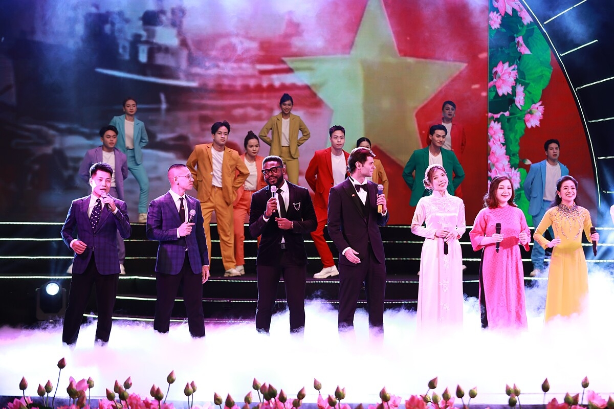 Phần ba khép lại chương trình với chủ đề “Sáng mãi tên Người - Hồ Chí Minh”. &lpar;Ảnh: B.V.H&rpar;