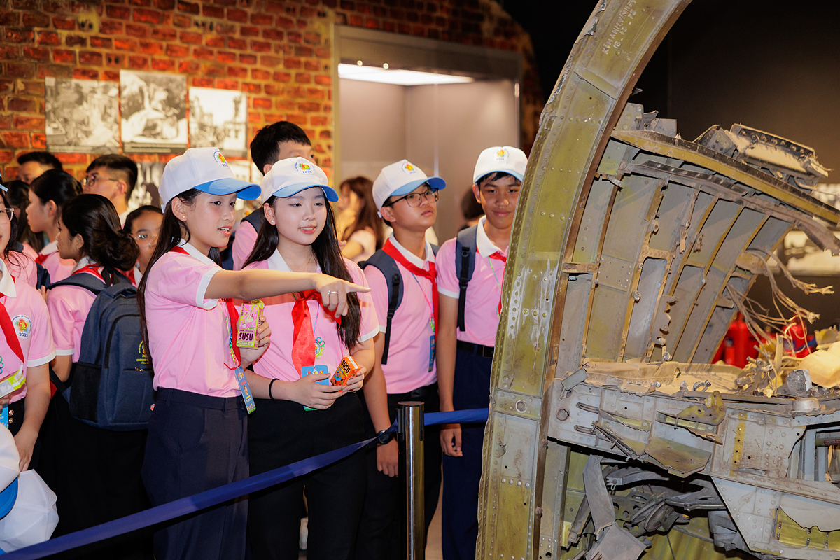 Bắt đầu sử dụng sữa Vinamilk từ ngày nhỏ xíu, em Lê Phương Bảo Ngọc &lpar;bên phải&rpar; – Trường THCS Ngô Sĩ Liên &lpar;quận Hoàn Kiếm, Hà Nội&rpar; - cho biết rất bất ngờ và thích thú khi gặp “người bạn quen thuộc” này trong suốt đại hội. “Sau mỗi bữa ăn, tụi em đều được sử dụng sữa tươi Vinamilk 100% và sữa chua uống Susu. Em rất thích sữa tươi vị chuối và sữa Susu kiwi có thạch. Em mong Vinamilk sẽ ra nhiều vị mới lạ hơn nữa cho tụi em được thỏa sức trải nghiệm”, em bày tỏ.