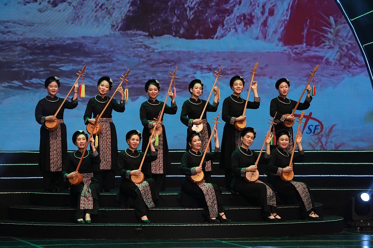 Các tiết mục được dàn dựng công phu, kết hợp giữa âm nhạc, múa, hoạt cảnh và công nghệ trình chiếu hiện đại, mang đến một không gian nghệ thuật sâu sắc, giàu cảm xúc. &lpar;Ảnh: B.V.H&rpar;