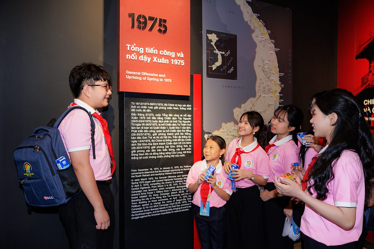 Là một học sinh ở miền núi, ít cơ hội tiếp cận với các công nghệ hiện đại như trí tuệ nhân tạo, em Nguyễn Đàm Trung Dũng – Học sinh lớp 9 Trường THCS Số 1 Phố Ràng &lpar;huyện Bảo Yên, tỉnh Lào Cai&rpar; - cho biết bản thân được truyền cảm hứng và định hướng rõ ràng hơn cho tương lai. “Ngoài trang bị các kỹ năng thực hành để có thể hòa nhập vào môi trường số ngày càng phát triển, em nghĩ mình cũng phải chuẩn bị tinh thần vững vàng để đối mặt với những khó khăn, đổi mới thì mới bắt kịp xu hướng thời đại”, em nói.