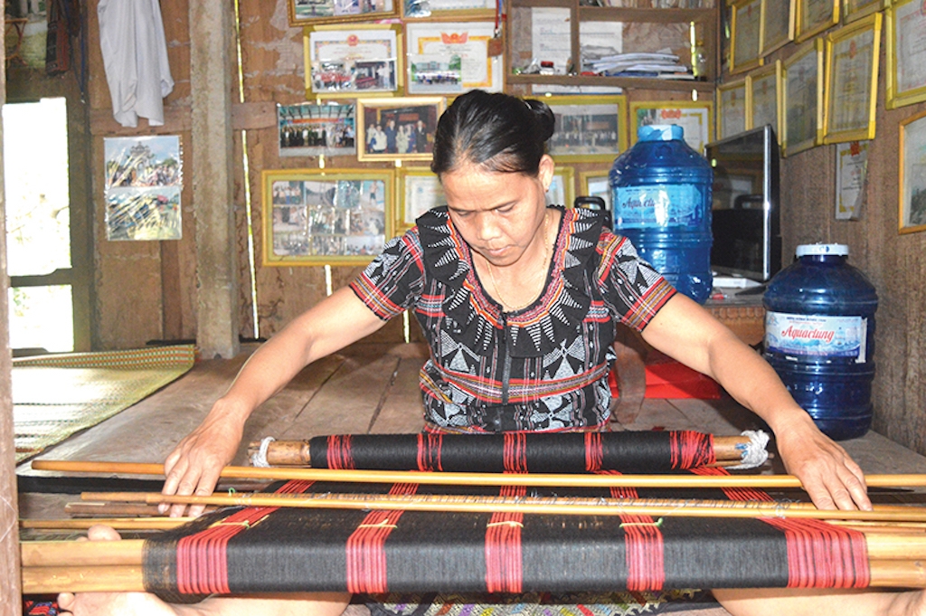 Tham gia vào tổ hợp tác dệt thổ cẩm giúp phụ nữ ở xã A Bung có thêm thu nhập ổn định.