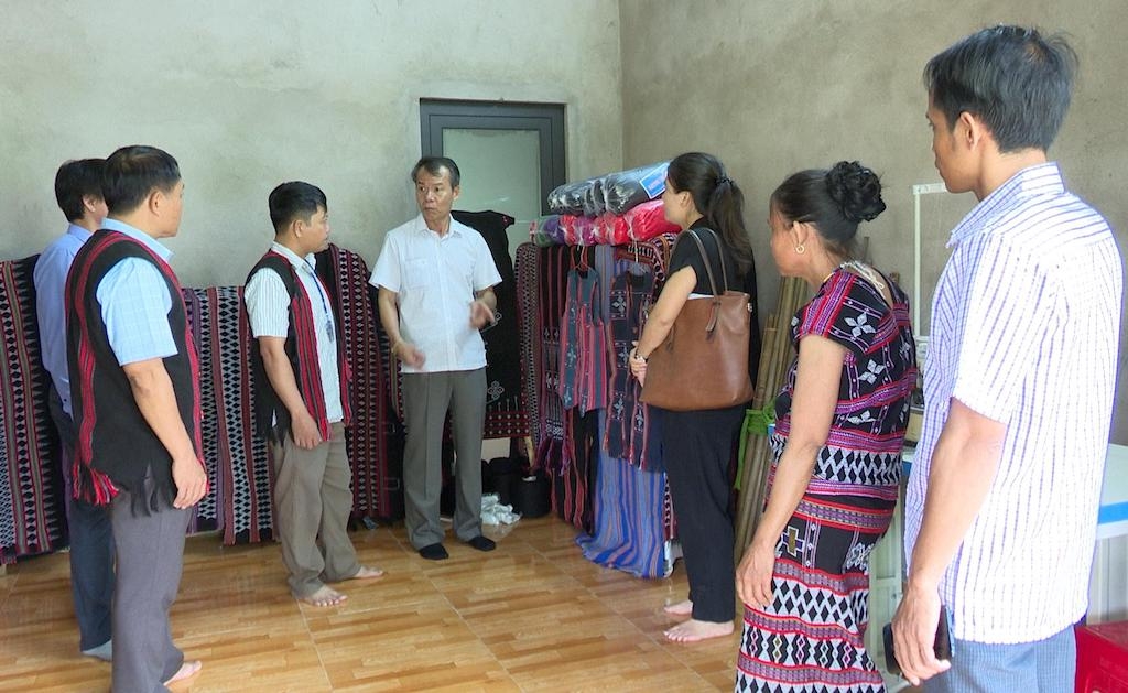 Việc phát triển nghề dệt thổ cẩm gắn với chuỗi giá trị sẽ giúp đồng bào dân tộc thiểu số ở A Bung vươn lên thoát nghèo bền vững.