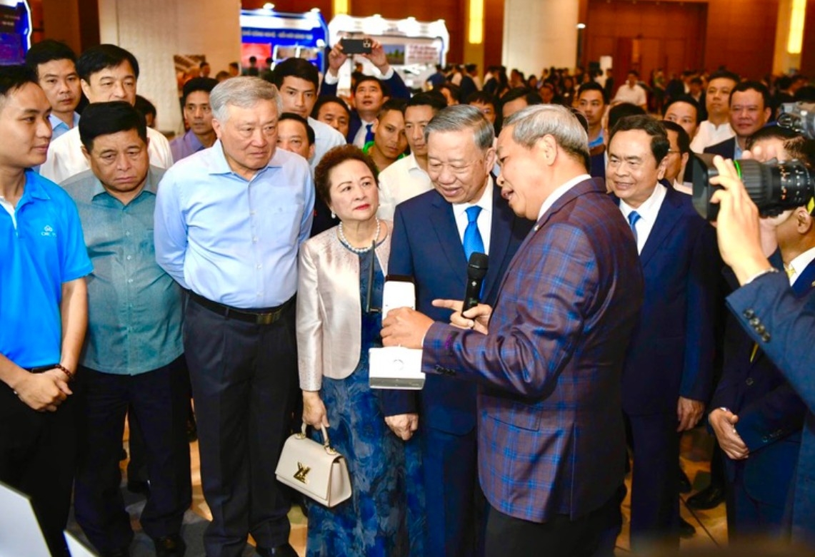 Tổng Bí thư Tô Lâm tham quan các gian hàng trưng bày sản phẩm của các doanh nghiệp tư nhân - Ảnh: VGP