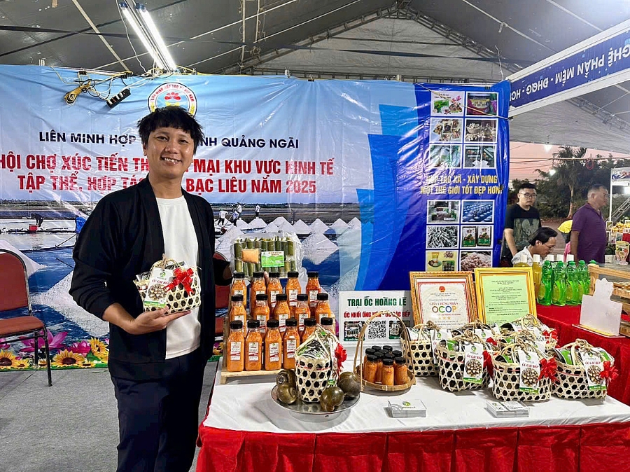 Anh Lế Tấn Hoàng &lpar;HTX Nông nghiệp và Nuôi trồng thủy sản Hoàng Lê&rpar; tham gia xúc tiến thương mại tại Hội chợ Xúc tiến thương mại khu vực kinh tế tập thể, HTX Bạc Liêu - năm 2025 do Liên minh HTX Việt Nam tổ chức.