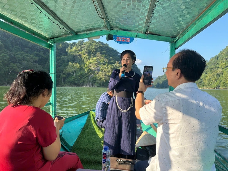 Trải nghiệm văn hóa Tày trên hồ Ba Bể.