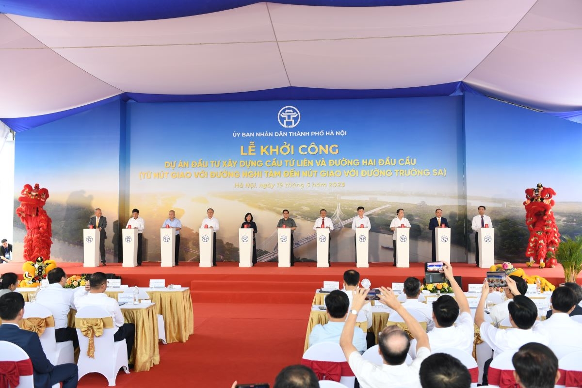 Thủ tướng Phạm Minh Chính và các đại biểu thực hiện nghi thức khởi công Dự án đầu tư xây dựng cầu Tứ Liên và đường hai đầu cầu.