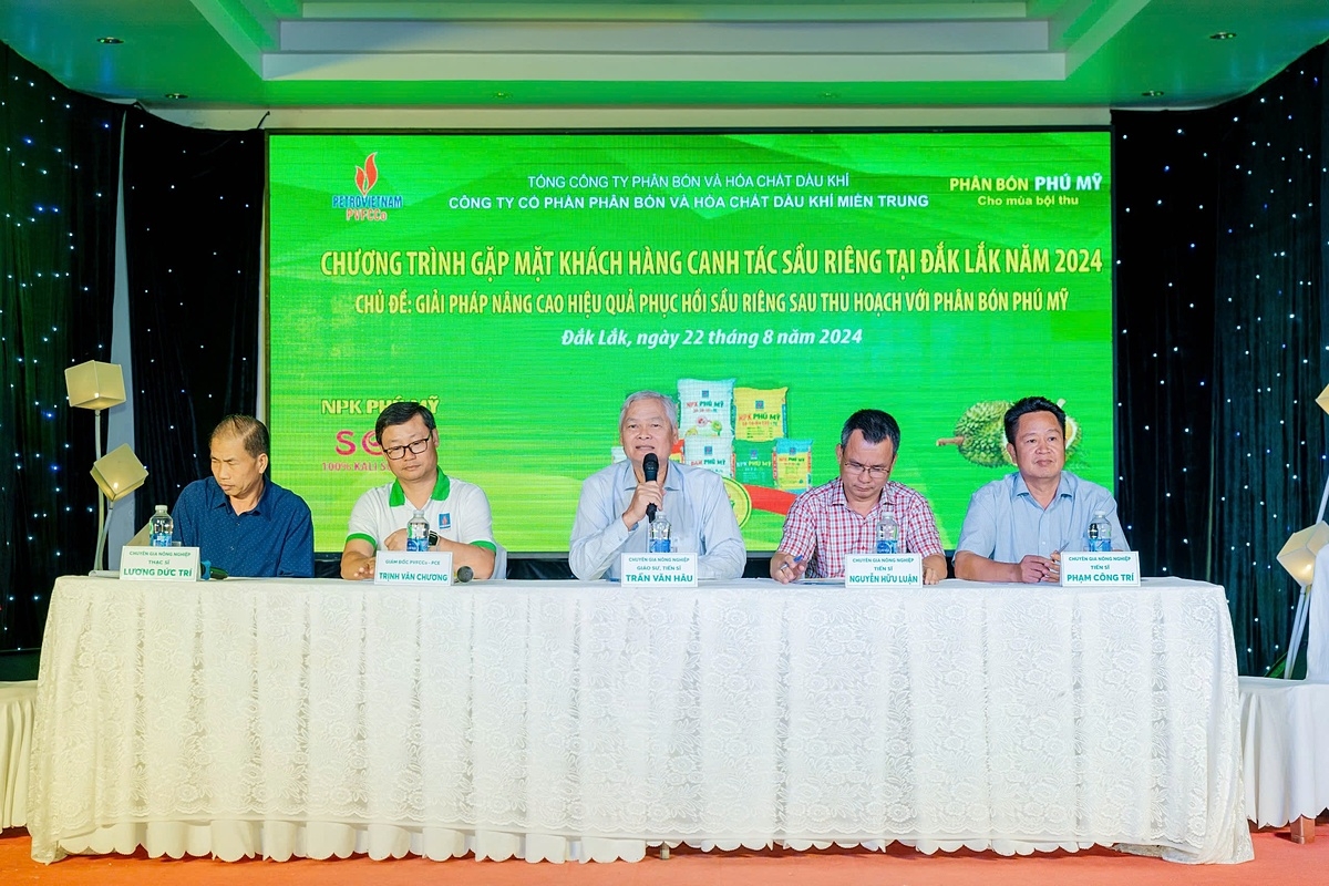 Để hỗ trợ nông dân, Phú Mỹ phối hợp với các chuyên gia là giáo sư đầu ngành về cây sầu riêng triển khai các chương trình tập huấn chuyên sâu.