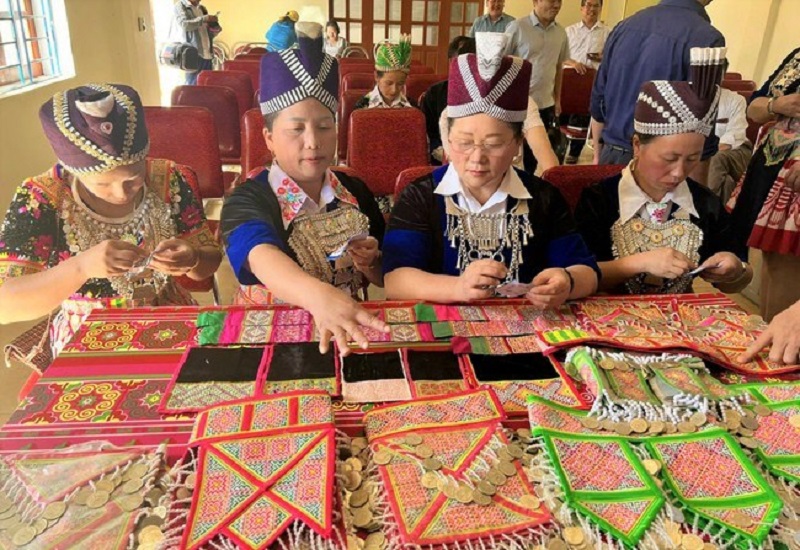 Ngoài công việc làm nông nghiệp, nhiều thành viên HTX có thêm thu nhập trên dưới 5 triệu đồng mỗi tháng từ nghề truyền thống.