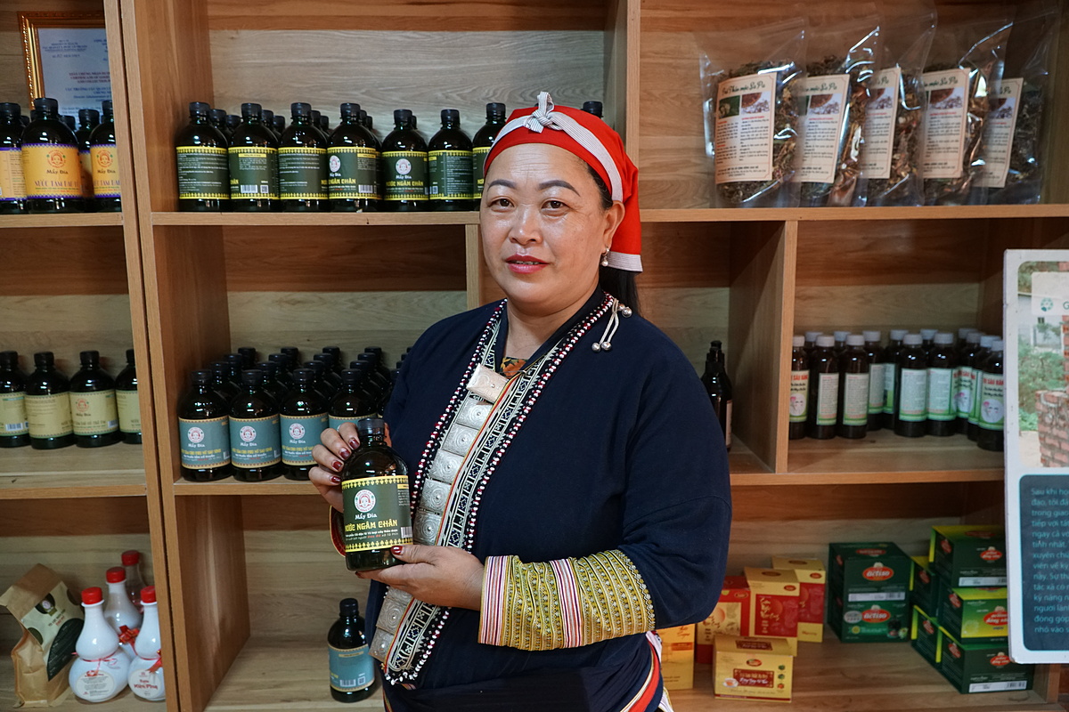 Ngoài dịch vụ tắm lá thuốc trải nghiệm tại khu dịch vụ, HTX cộng đồng Dao đỏ còn sản xuất nhiều sản phẩm như: nước tắm trẻ em, nước tắm phụ nữ sau sinh, nước tắm Dao đỏ...