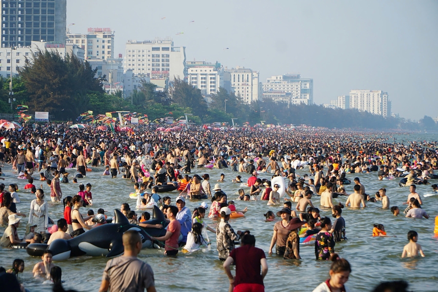 Bãi biển Sầm Sơn luôn là nơi “hút” lượng lớn du khách vào dịp hè.