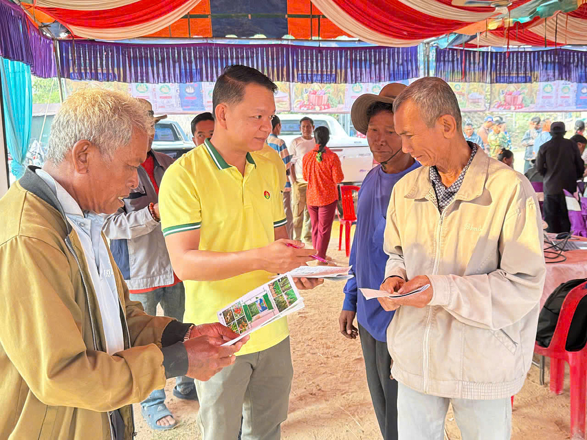 Nông dân Campuchia quan tâm và tin dùng sản phẩm của PVCFC.