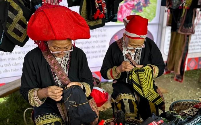 HTX thổ cẩm Tả Phìn chuyên sản xuất các mặt hàng thổ cẩm lưu niệm để quảng bá và bán sản phẩm ngay tại địa phương cho khách du lịch.