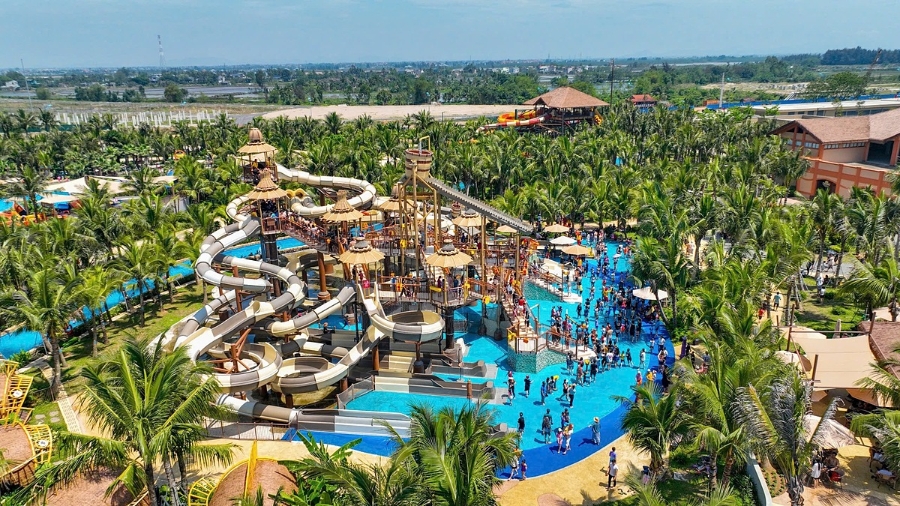 Công viên nước Sầm Sơn thu hút phục vụ hơn 19.000 lượt khách chỉ trong 5 ngày nghỉ lễ 30/4-1/5.