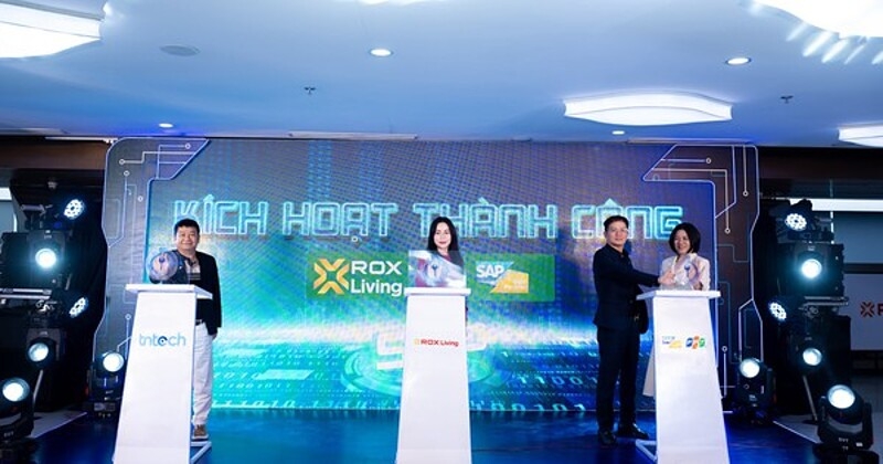 Bà Nguyễn Thị Bích Thủy, Tổng Giám đốc ROX iPark &lpar;giữa&rpar; tại sự kiện công bố triển khai thành công hệ thống ERP SAP S/4HANA - Ảnh: ROX Group