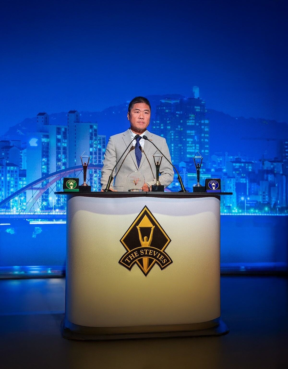 Ông Tạ Ngọc Đa, đại diện ROX Group nhận giải thưởng Stevie Awards 2025 - Ảnh: ROX Group