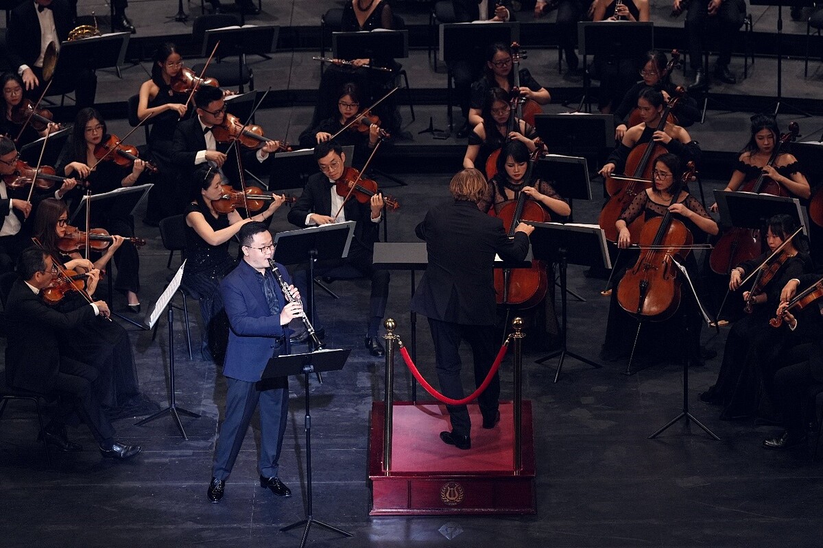 Nghệ sĩ Hoàng Ngọc Anh Quân biểu diễn cùng dàn nhạc - Ảnh: ROX Group.